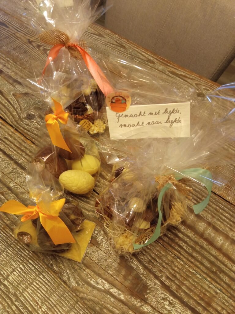 Paaseitjes verpakt geel en bruin